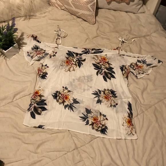 NWT Floral Blouse - Picture 7 of 8